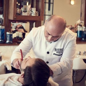 Barbier gibt klassische Nassrasur