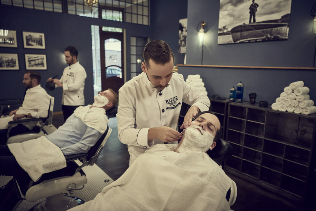 Barber House Hamburg Nassrasur Barbershop Hamburg Kunde wird Rasiert