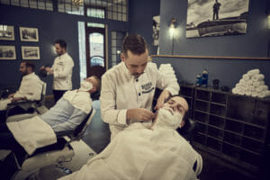 Barber House Hamburg Nassrasur Barbershop Hamburg Kunde wird Rasiert